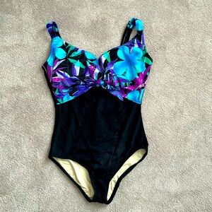 One piece swimsuit Size 12.
Underwire, turquoise/purple/black